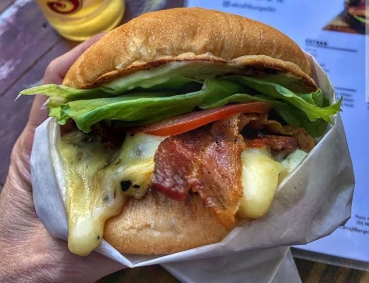 Hambúrguer artesanal com queijo e bacon
